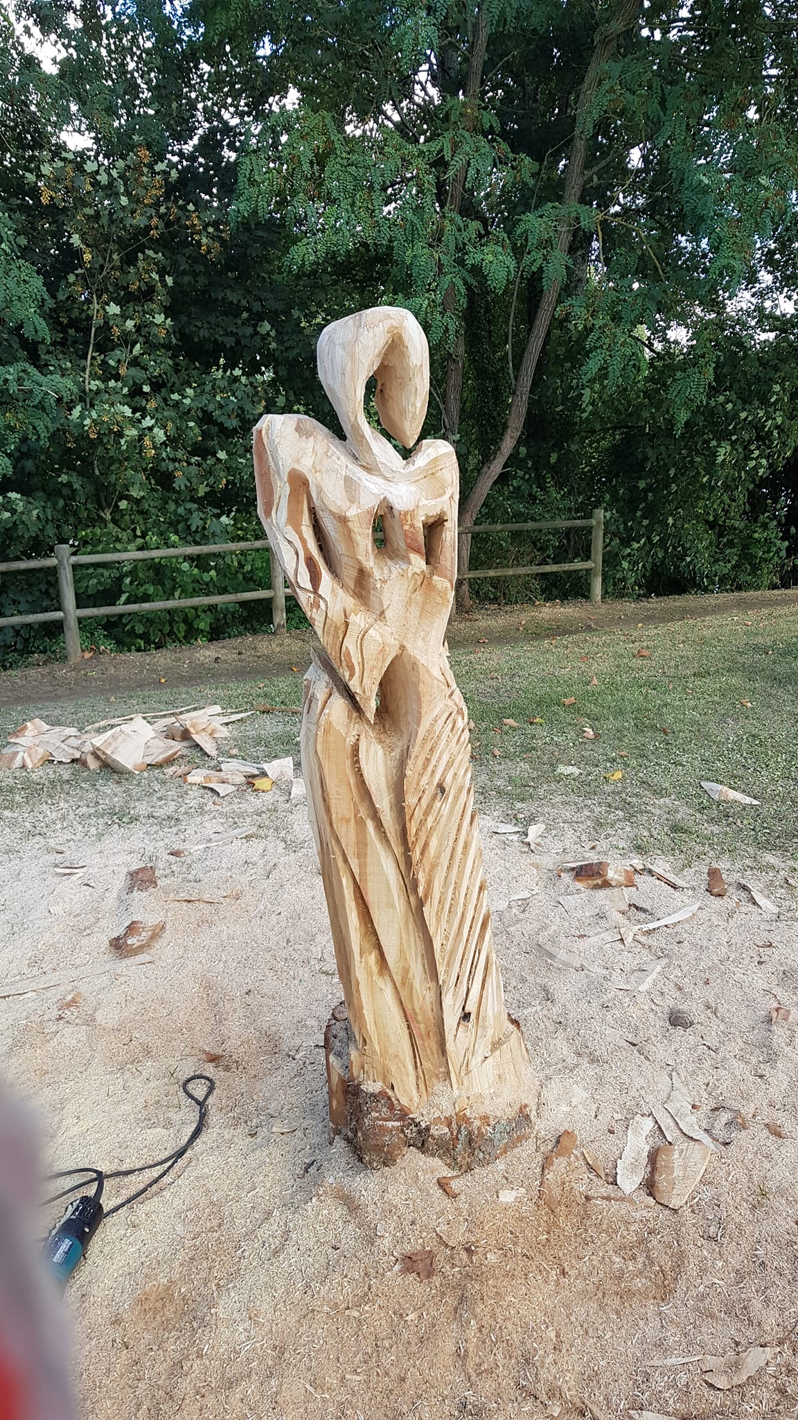 Anouk Sakura sculpture tronçonneuse — processus de création