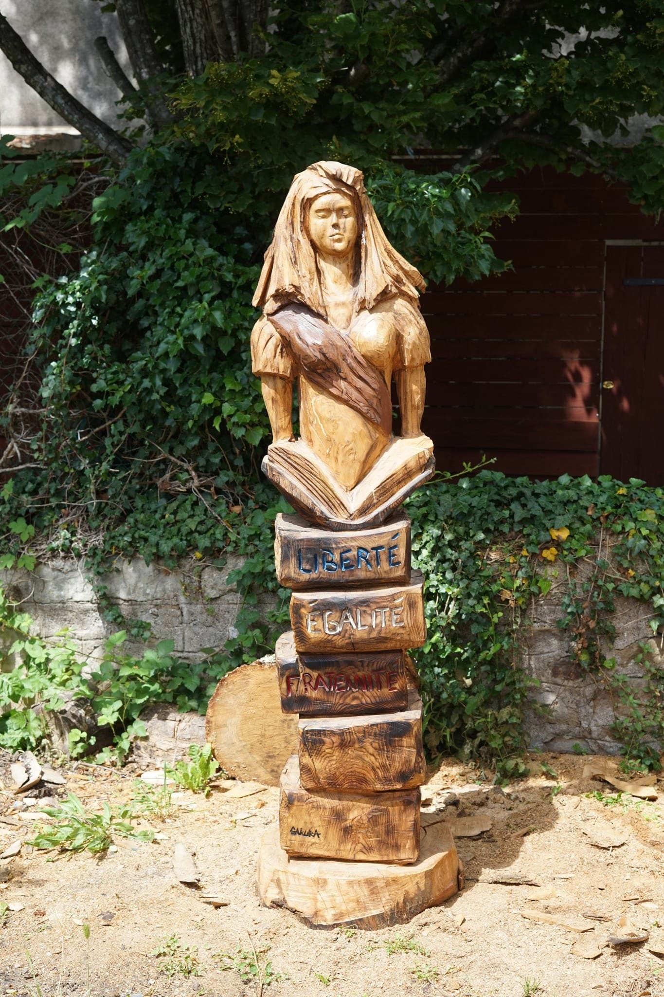 Sculpture monumentale en bois — commande pour commune par Anouk Sakura