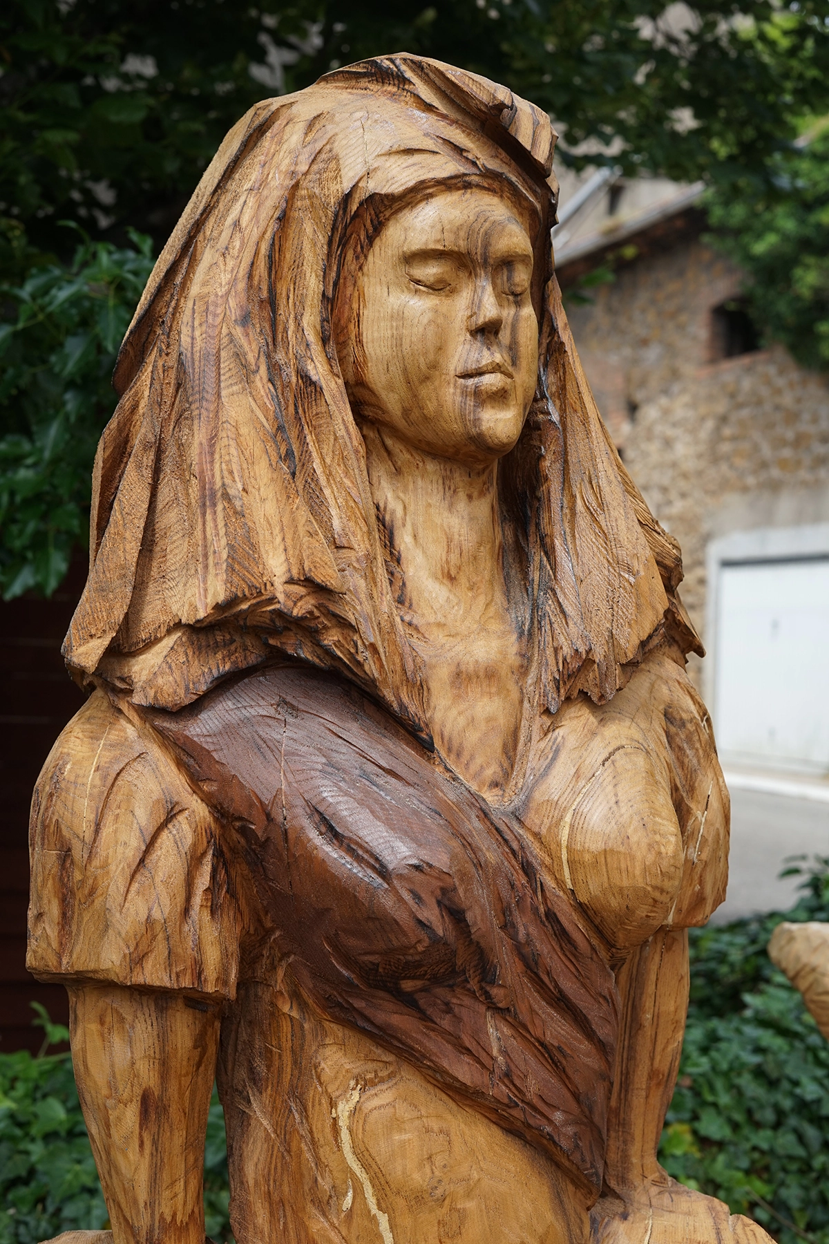 Marianne, sculpture monumentale en bois par Anouk Sakura