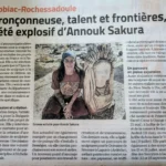 Anouk Sakura, sculptrice sur bois à la tronçonneuse, dans la presse locale — été 2026