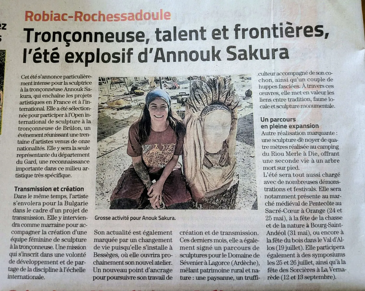 Anouk Sakura, sculptrice sur bois à la tronçonneuse, dans la presse locale — été 2026